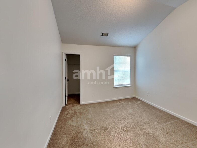 Building Photo - 131 Hidden Creek Dr