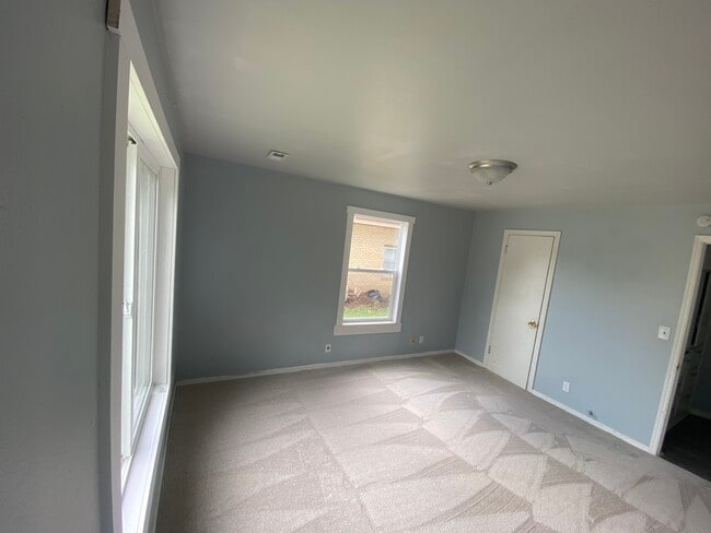 Building Photo - 1400 Donahoe Dr