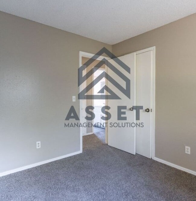 Building Photo - 9316 NE Stardust Ln