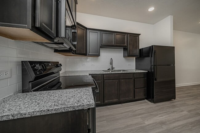 Building Photo - 1606 W 5th St