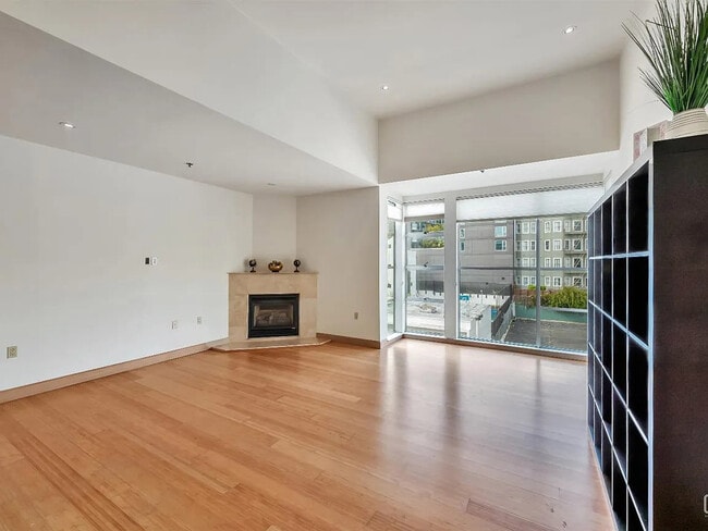 Building Photo - 368 Elm St