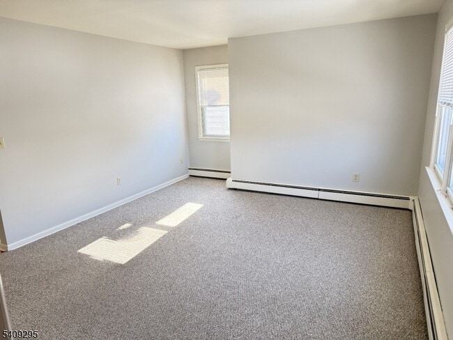 Building Photo - 172 Kanouse St