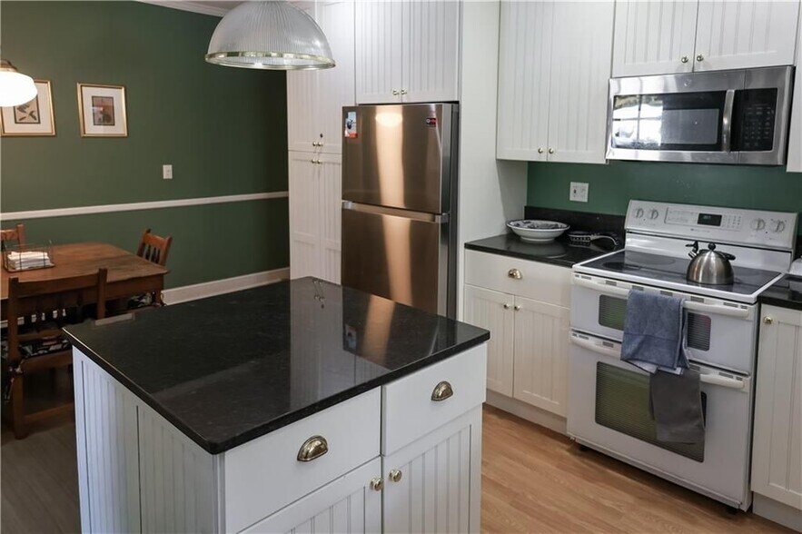 Building Photo - 6 Howe Ave