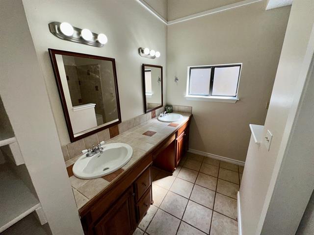 Building Photo - 3411 Bellview Dr