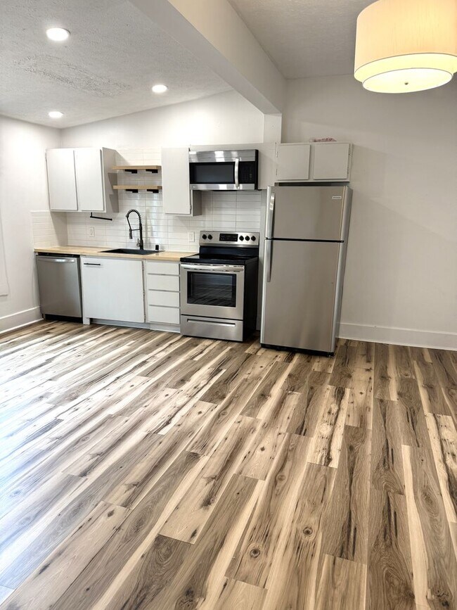 Building Photo - 1618ELL