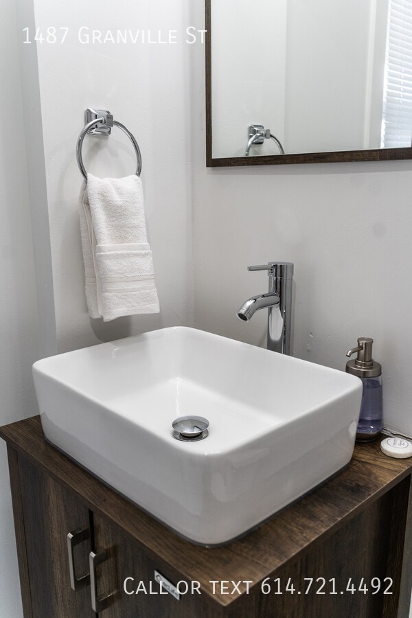 Building Photo - 1487 Granville St