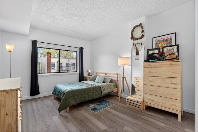 Building Photo - 318 38th St