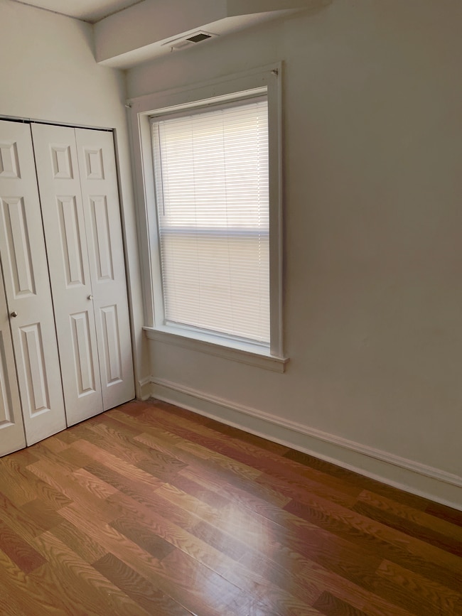 Building Photo - 6324 N Claremont Ave