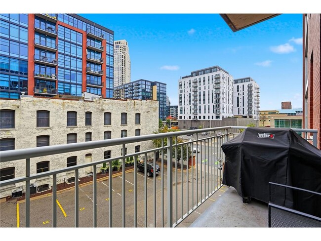 Building Photo - 215 10th Ave S