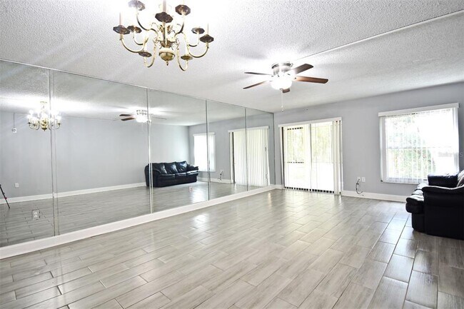 Building Photo - 610 Cranes Way