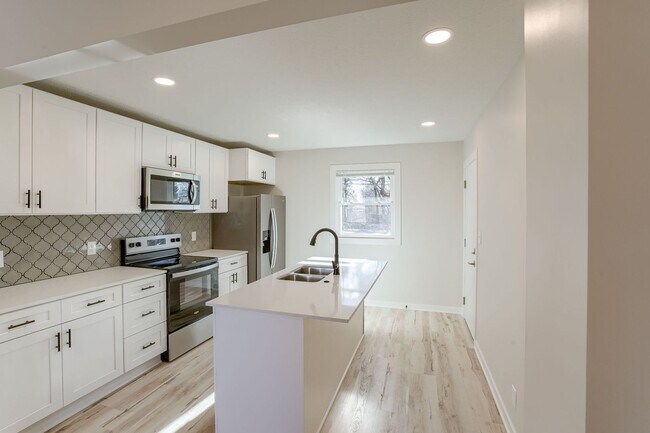 Building Photo - UPDATED 2 Bedroom Duplex With Garage!!