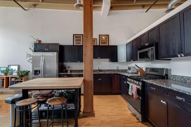 Building Photo - 200 River Pl Dr