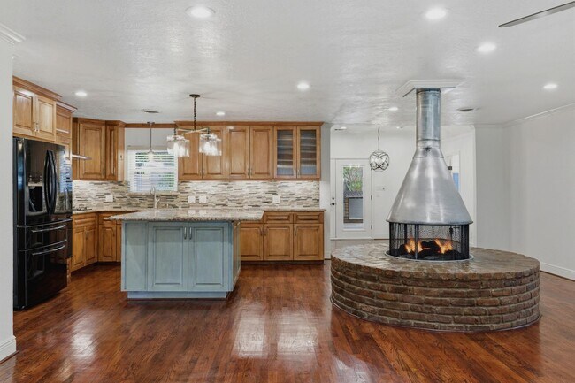 Building Photo - 1320 Woodvine Dr