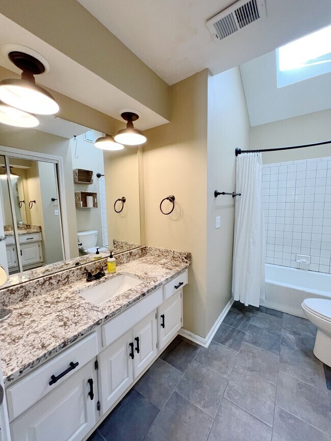 Building Photo - Stunning 4-Bedroom Home in Overland Park!