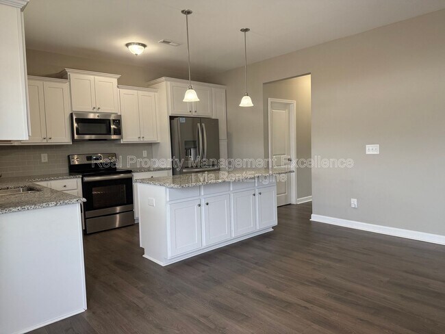 Building Photo - 432 Fallingbrook Dr