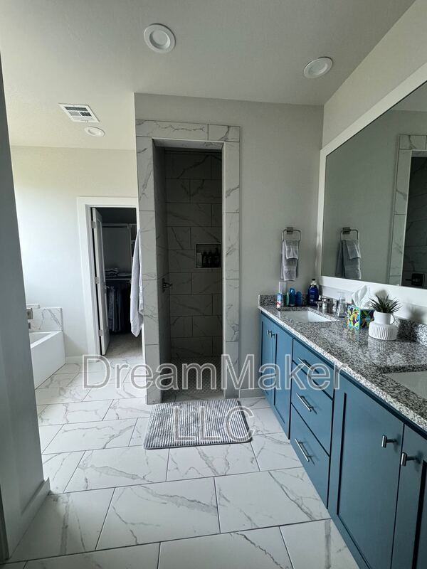 Building Photo - 2807 Clifton Ter