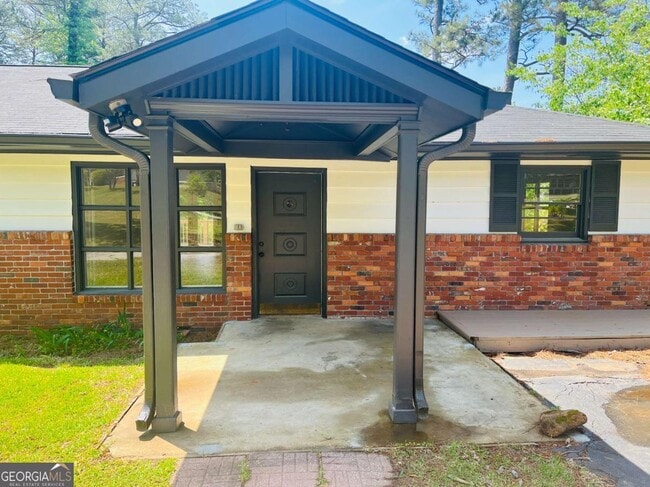 Building Photo - 203 S Chilton Crescent