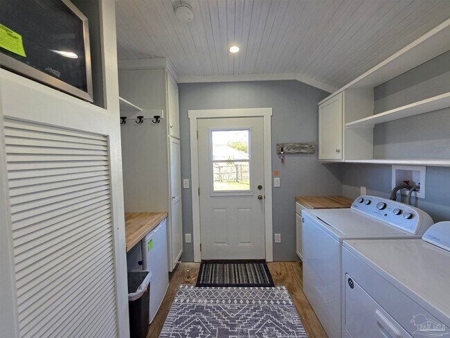 Building Photo - 430 S 1st St