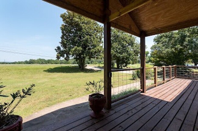 Building Photo - 2615 W Main St