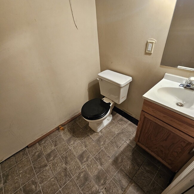 Building Photo - Nice 2 Bedroom Ranch w/ Great Room, Semi F...