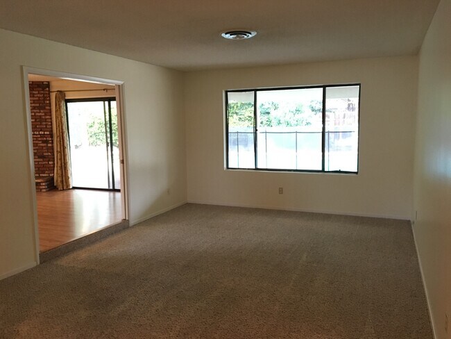 Building Photo - POOL!  Nice 3+2.5 Southwest Bakersfield - Laurelglen Area