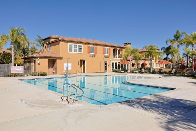 Building Photo - Fully Furnished 2-Bed, 2.5-Bath Home with ...