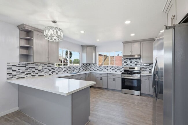 Building Photo - Centrally Located Property!