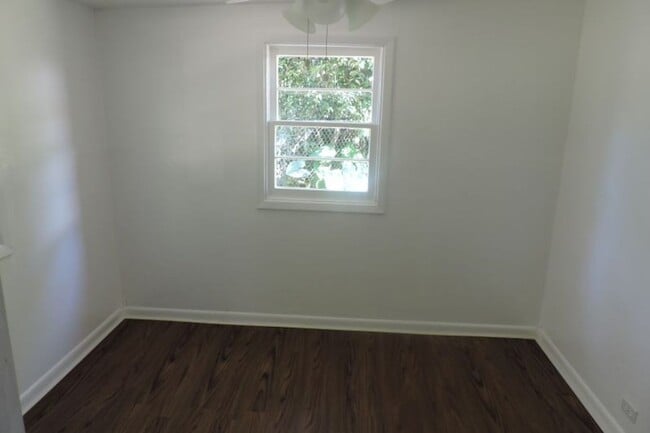 Building Photo - 3204 Silver Lake Dr