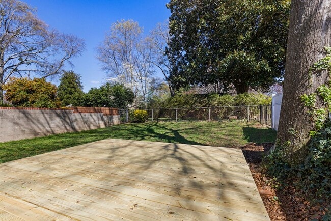 Building Photo - 202 Robinson St