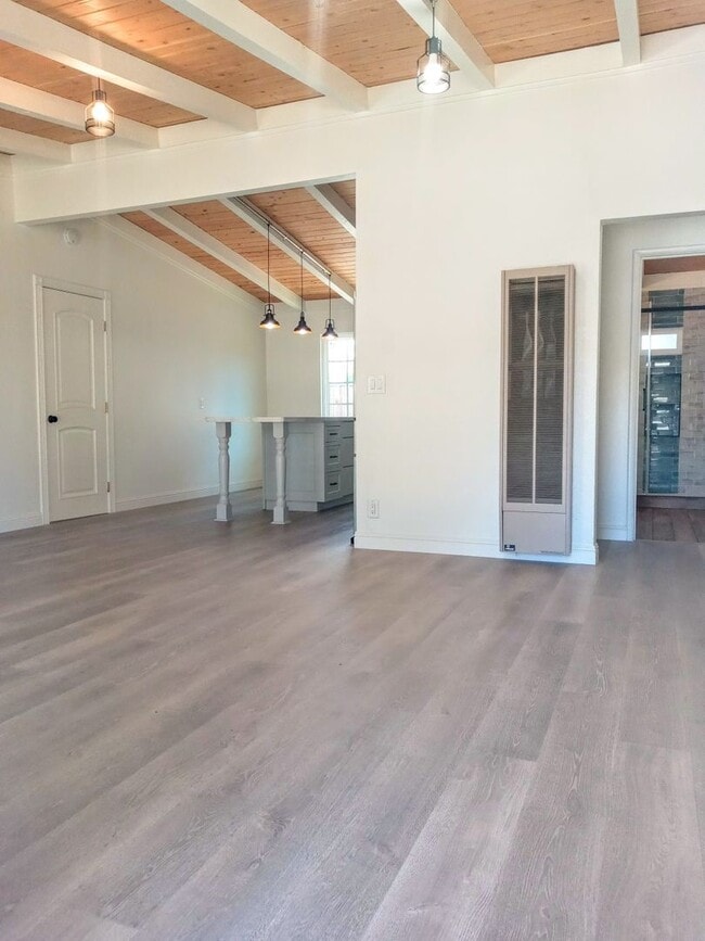 Building Photo - Beautifully Remodeled 2bd Single Story Hou...