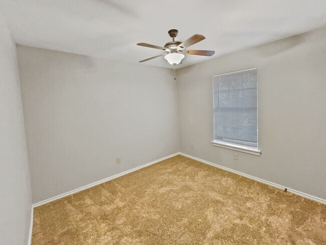 Building Photo - Charming 3 Bed, 2 Bath Home in Prime Fort ...