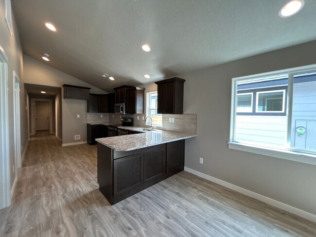 Building Photo - 3 Bedroom / 2 Bathroom Home in NW Redmond