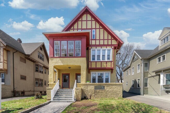 Building Photo - 816 Orange St