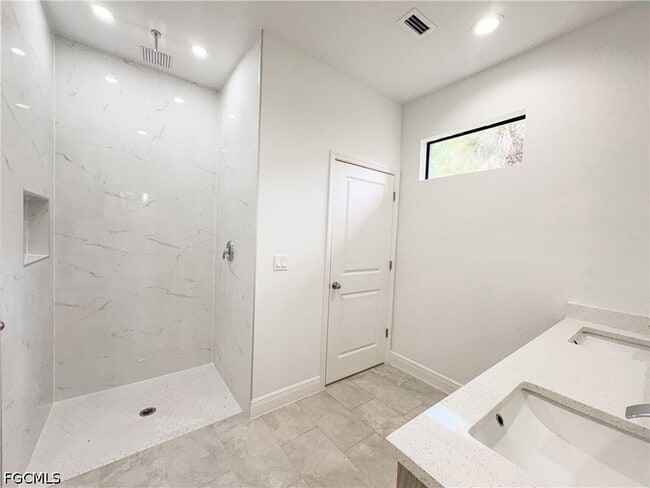 Building Photo - 5028 Tradewinds Cir