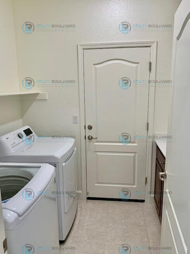 Building Photo - Gorgeous Newer 3 Bedroom Home! Located off...