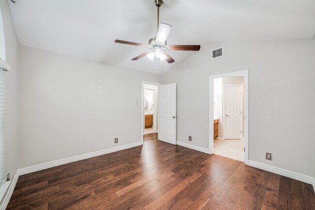 Building Photo - 6158 Valley Clf
