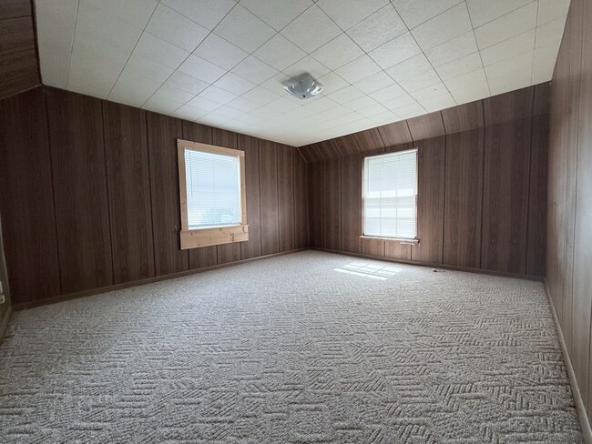 Building Photo - 383 Westover Rd
