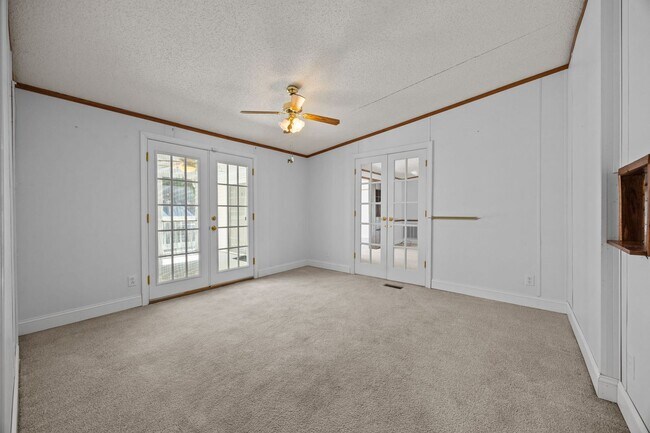 Building Photo - 4 bedroom 2 bathroom spacious home!