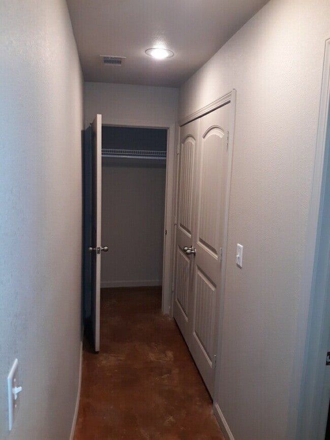 Building Photo - "Charming 3-Bedroom Haven with 2.5 Baths in the Heart of Jonesboro – 1,000 Sq Ft of Comfort at 51...