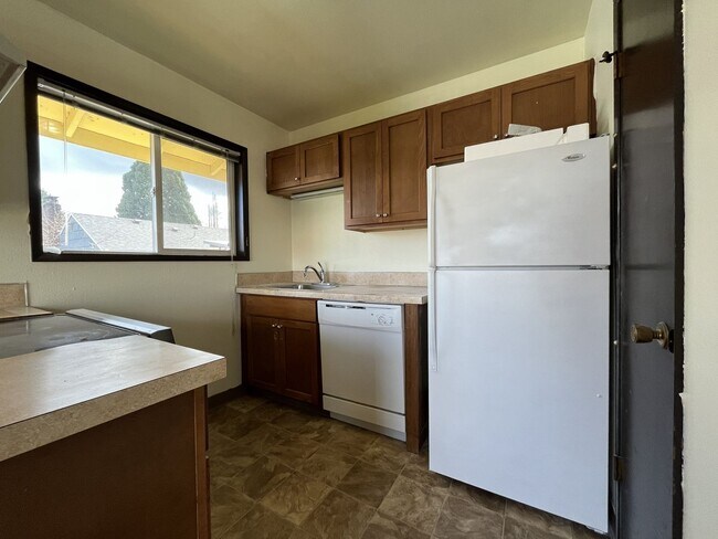 Building Photo - Spacious 3 Bedroom with Bonus Living Area, Patio & Built in Fireplace