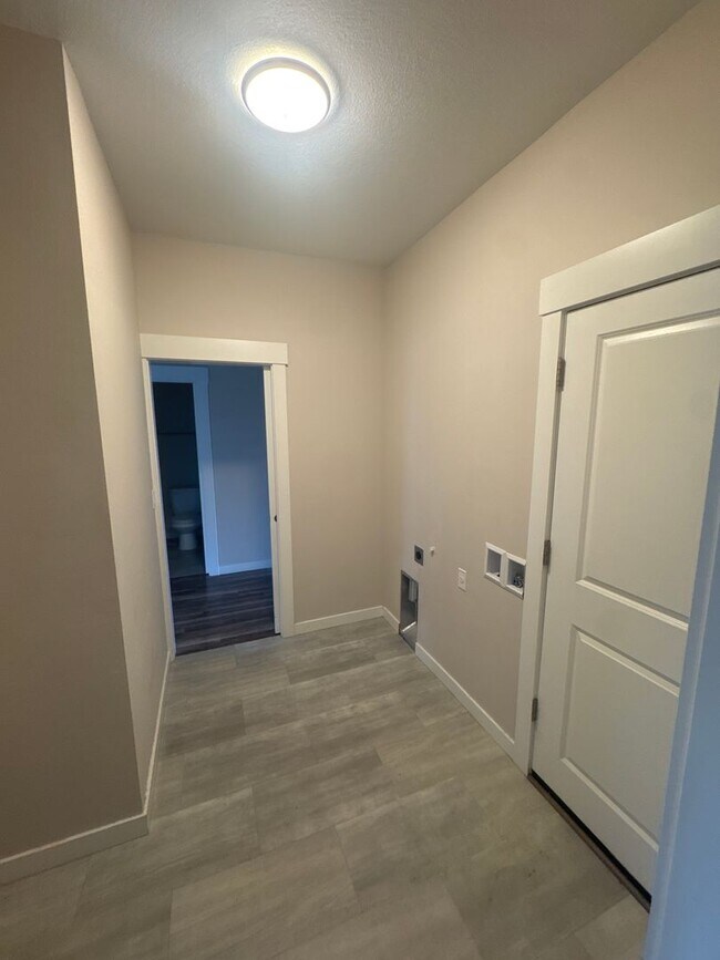 Building Photo - single story with garage