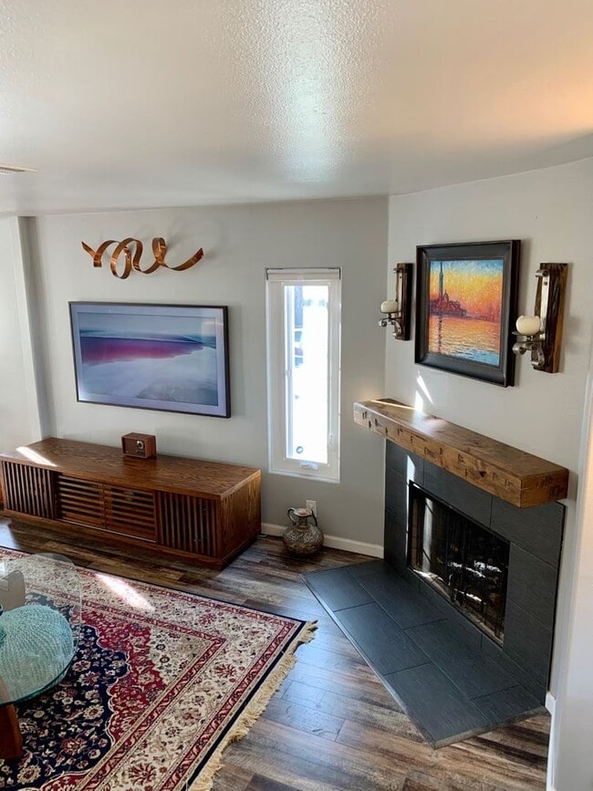 Building Photo - 3 bed updated OB townhome, near beach
