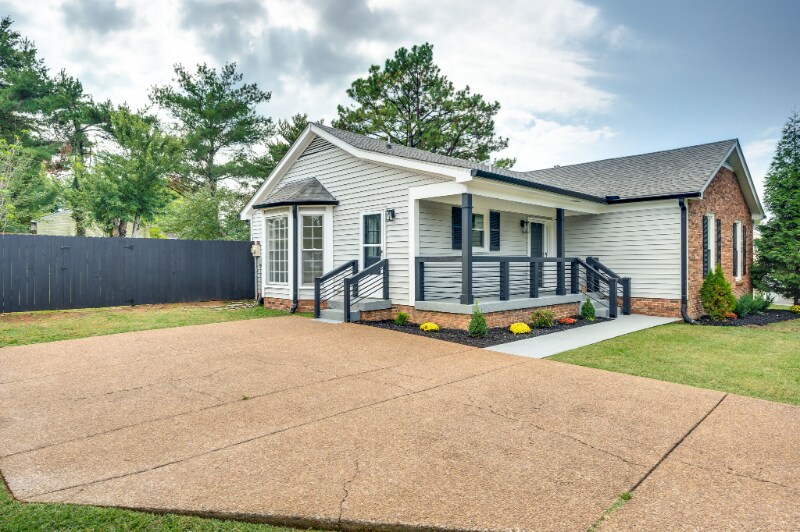 Building Photo - 520 Riverview Dr