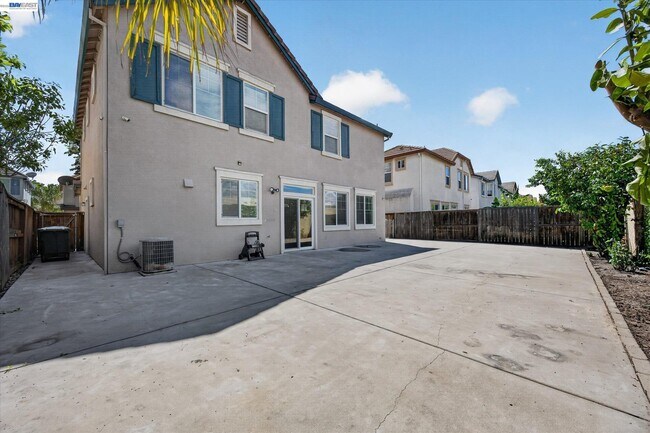 Building Photo - 244 Balsam St