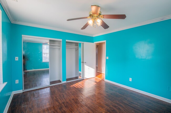 Building Photo - Lovely 2 BR/2 BA Top-Floor Apartment in Ma...