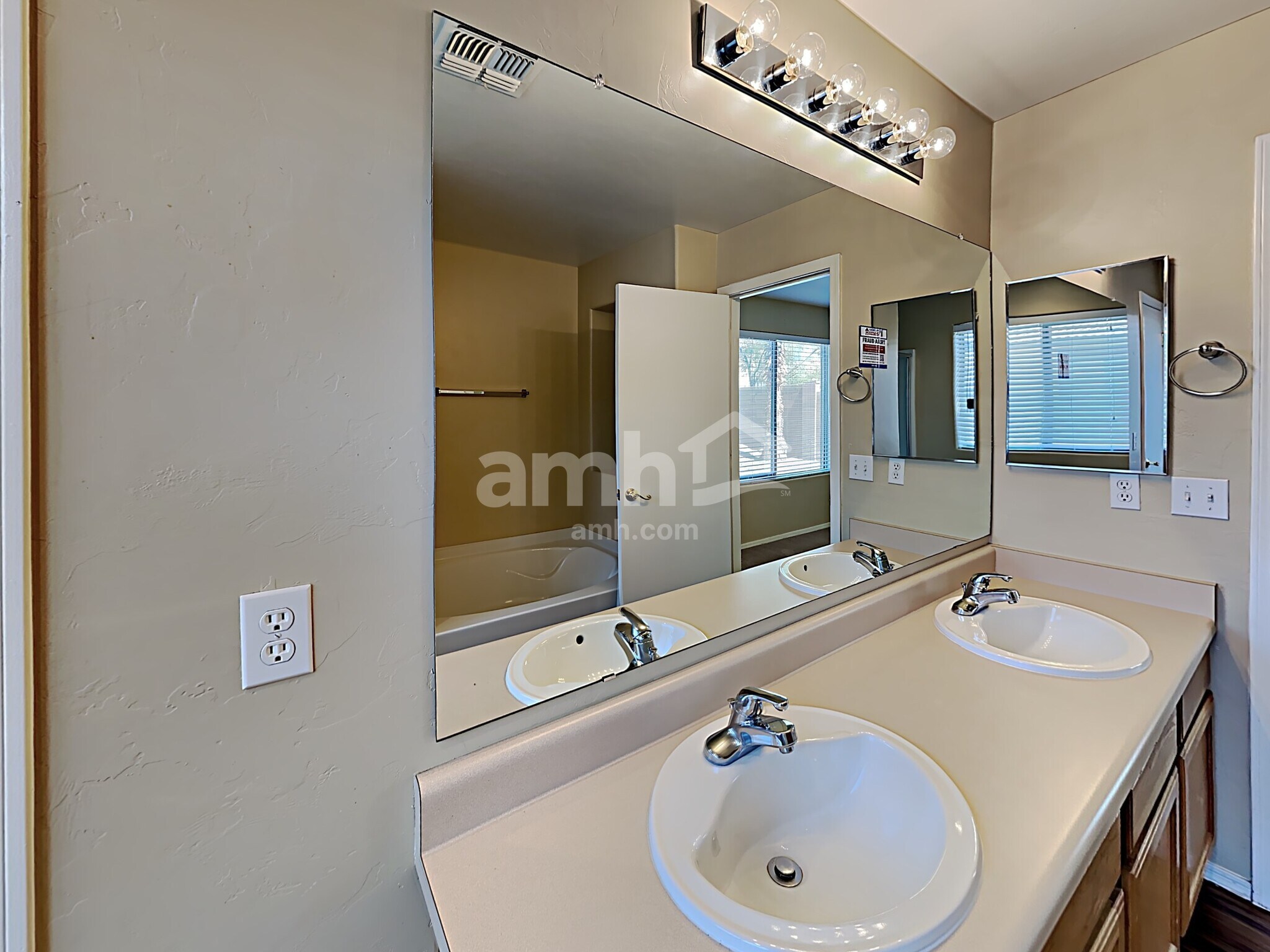 Building Photo - 11110 W Willow Field Dr