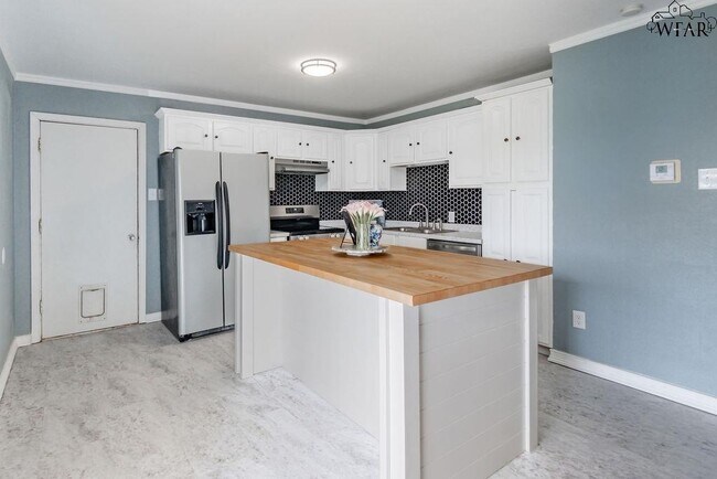 Building Photo - 4024 Hooper Dr