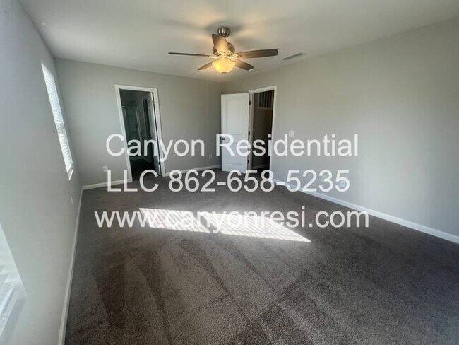 Building Photo - Beautiful 3 Bedroom 2.5 bath in well sough...