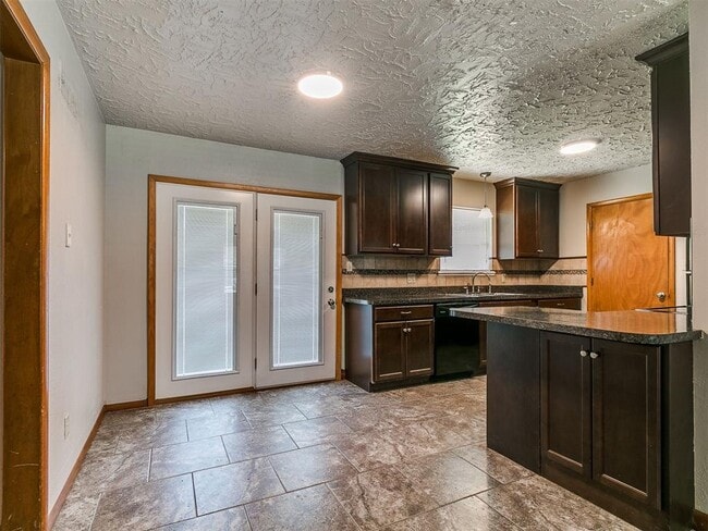 Building Photo - 212 S Mercedes Dr
