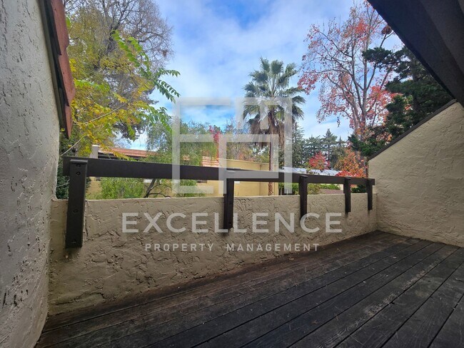 Building Photo - Upper 2/1 With New Carpets, Updated Kitchen and Many Many Many Community Features!